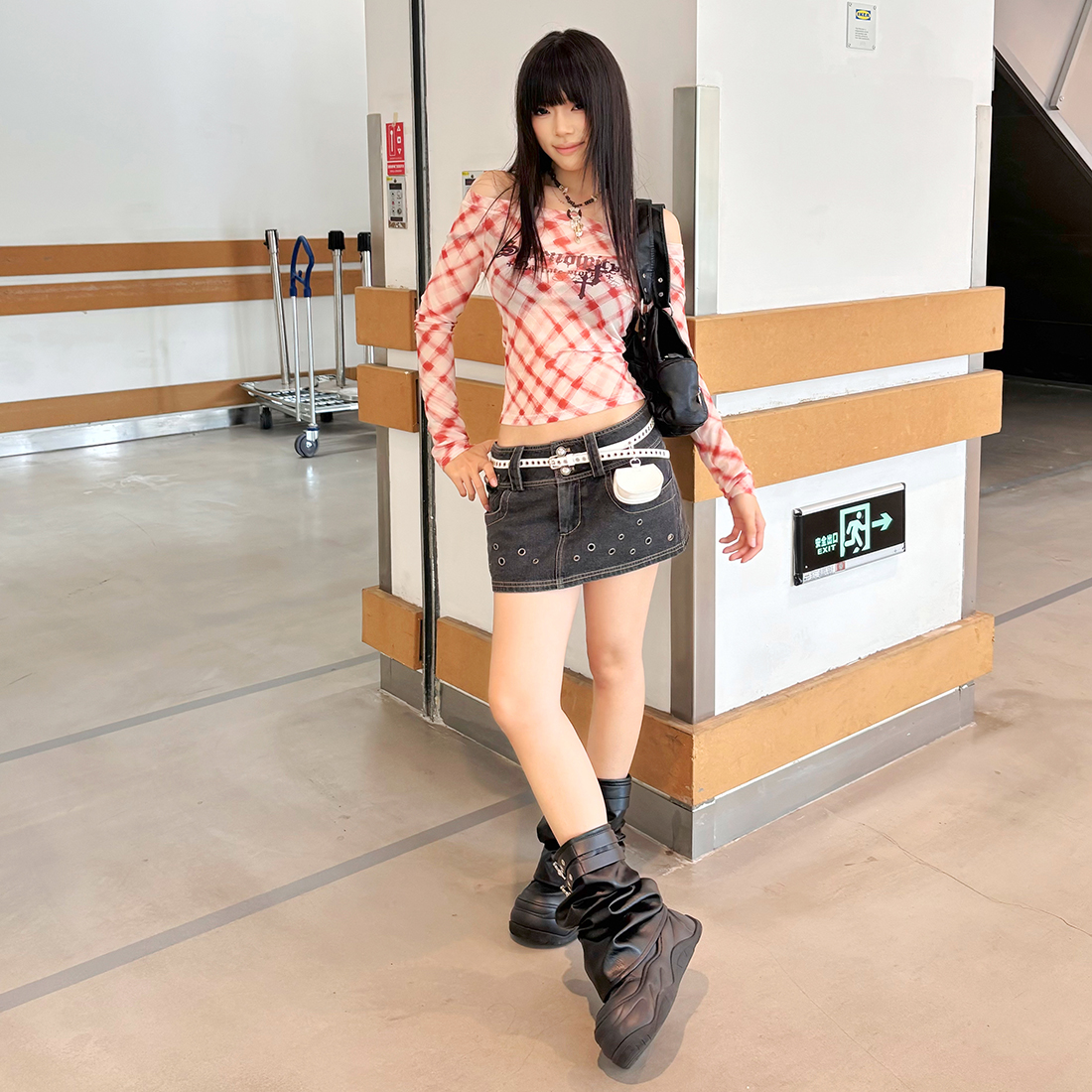 字母印花设计格纹一字领长袖T恤