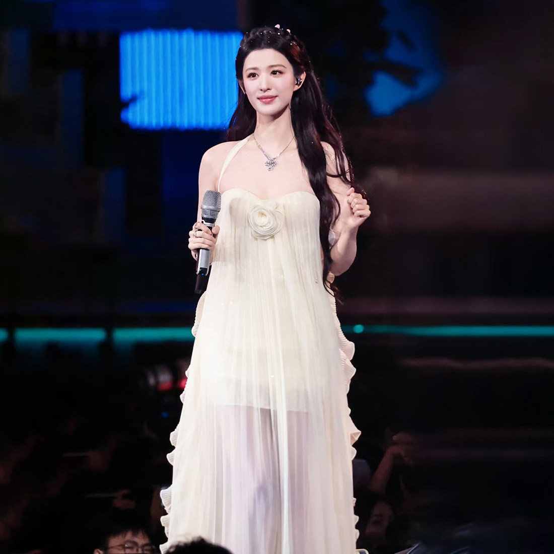 #Sisjuly#王楚然同款 超仙轻纱飘逸感玫瑰点缀荷叶边挂脖连衣裙女