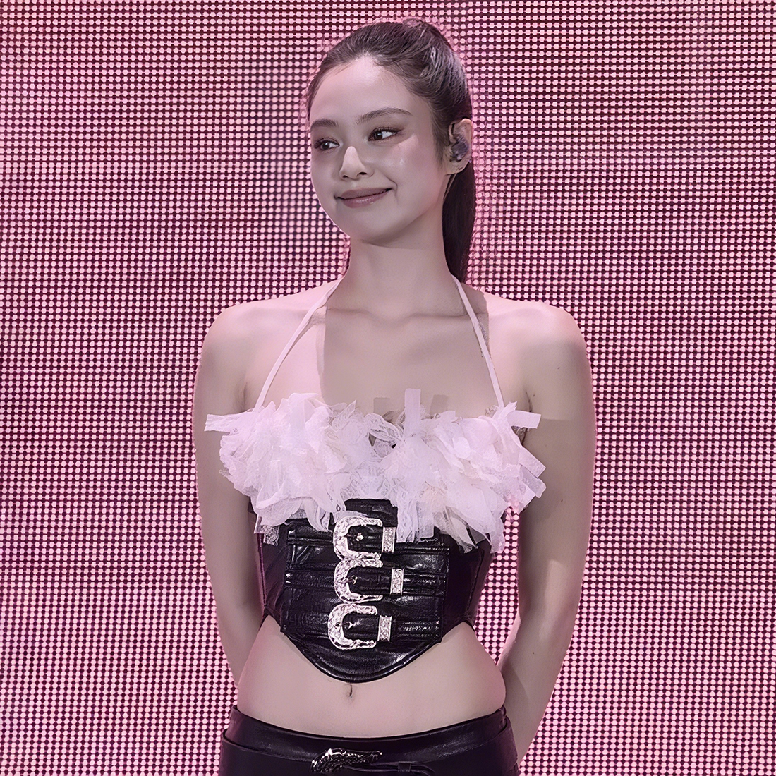 皮革挂脖背心紧身超短裤套装女