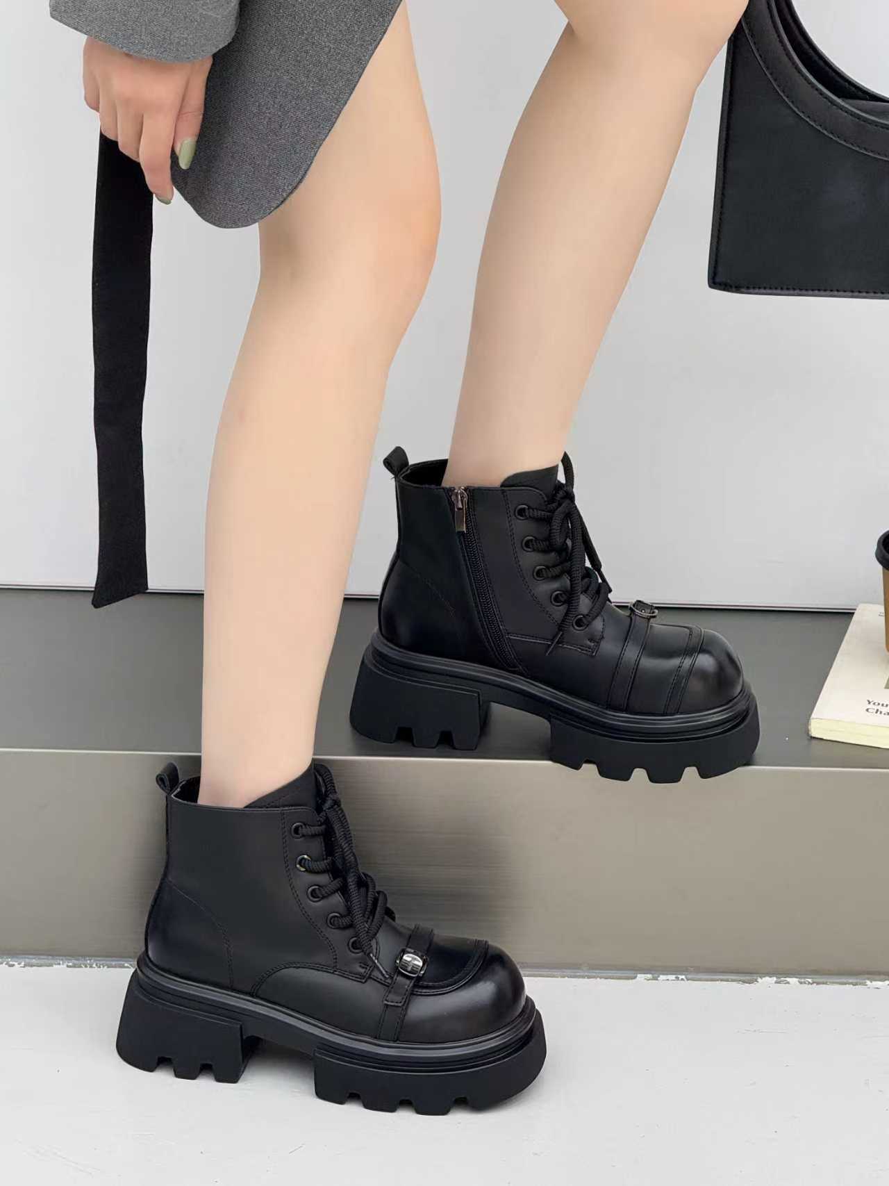 2025秋冬爆款暗黑系厚底马丁靴女金属扣潮酷机车靴英伦风短靴9537