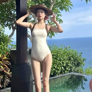 性感露背泡溫泉泳裝 顯瘦吊帶掛脖連體泳衣女款 韓國米白色修身