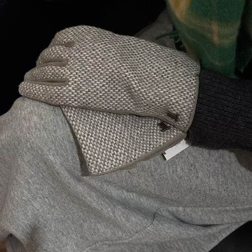 L浪凡咖色皮制手套