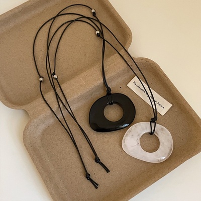 几何树脂吊坠长款黑绳项链女简约个性ins时尚气质百搭颈链毛衣链