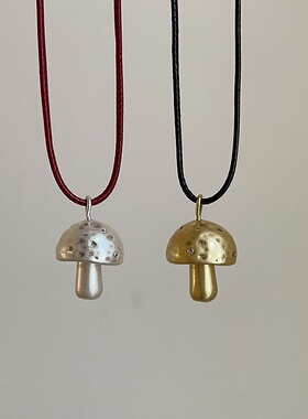 小众感哑光金属蘑菇吊坠抽拉项链女可爱精致百搭颈链毛衣链