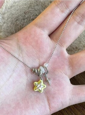 「小星愿」甜酷风奶黄色星星吊坠十字架项链复古精致高颜值锁骨链