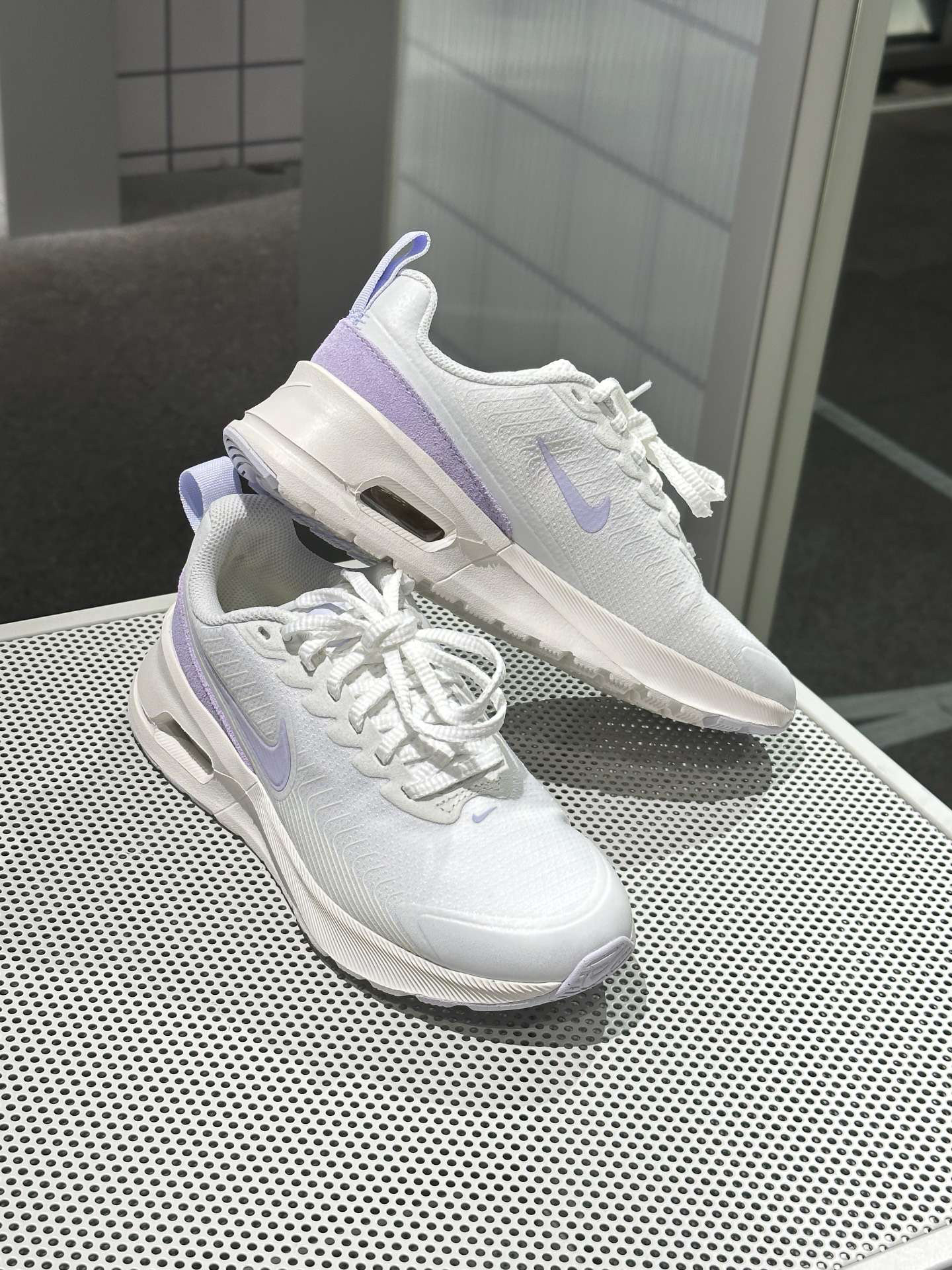 耐克Nike Air Max NUAXIS SE女子低帮运动休闲跑步鞋HV7000-121 - 实物图