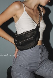 【现货秒发】brandy melville美国bm链条黑色复古斜跨腰包胸包