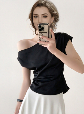 短袖t恤女士夏季2025新款黑色纯棉斜肩小众设计感一字领露肩上衣