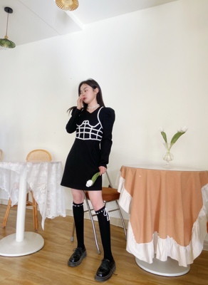 大码显瘦立体线条黑色连衣裙