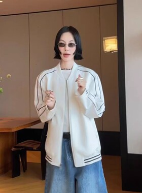 Mona张绮贤 时尚撞色条纹棒球服太空棉字母印花外套春季新款2026