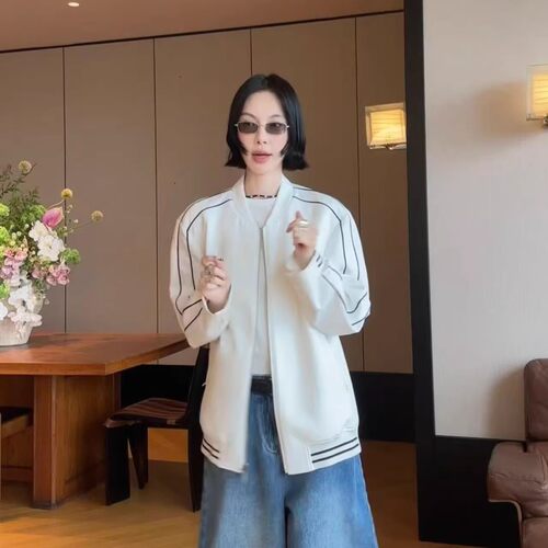 Mona张绮贤撞色条纹太空棉棒球服