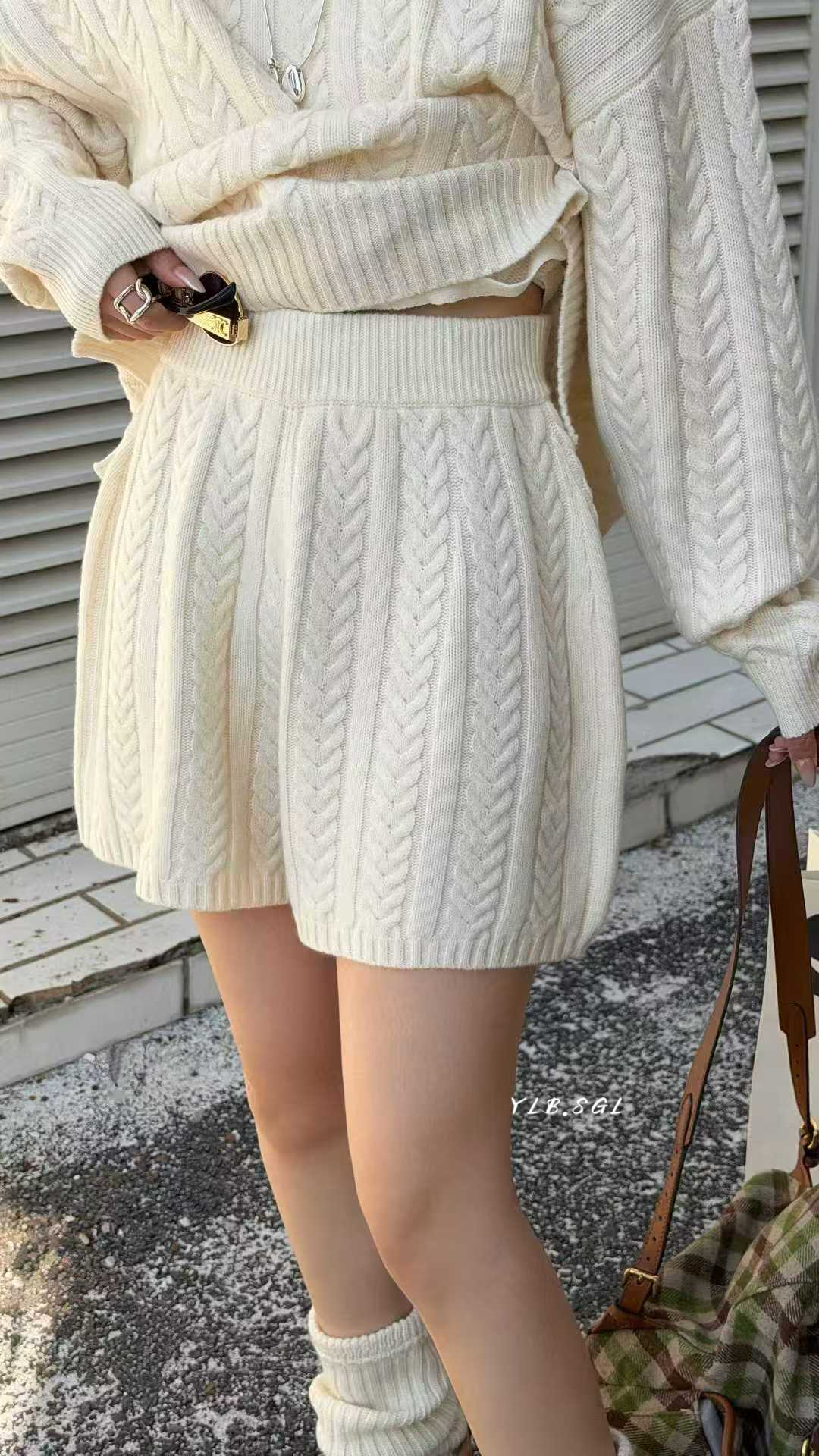2510-1诗歌兰女装2025冬款 百搭米白色松紧腰麻花纹羊毛针织短裤
