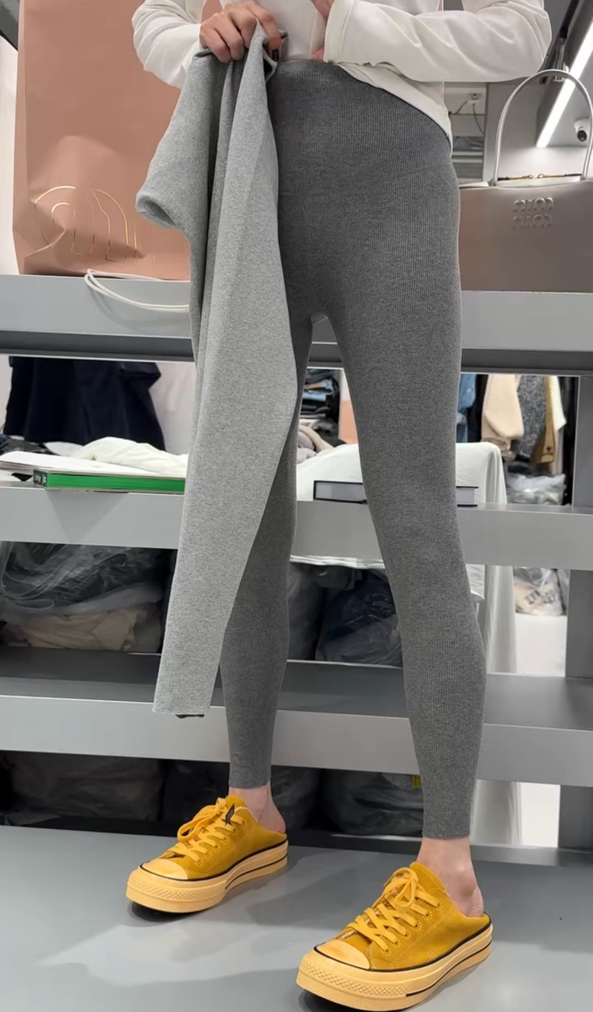 15300诗歌兰2024冬款 时尚气质深灰色坑条纹打底裤薄绒瑜伽裤女