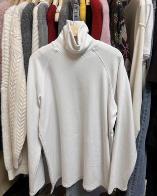 现货5216诗歌兰女装2025冬款 简约白色中长款高领开衩糯米T恤女