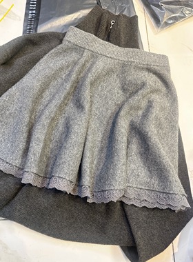 15142诗歌兰女装2025秋冬款 气质百搭浅灰色松紧腰蕾丝花边针织裙