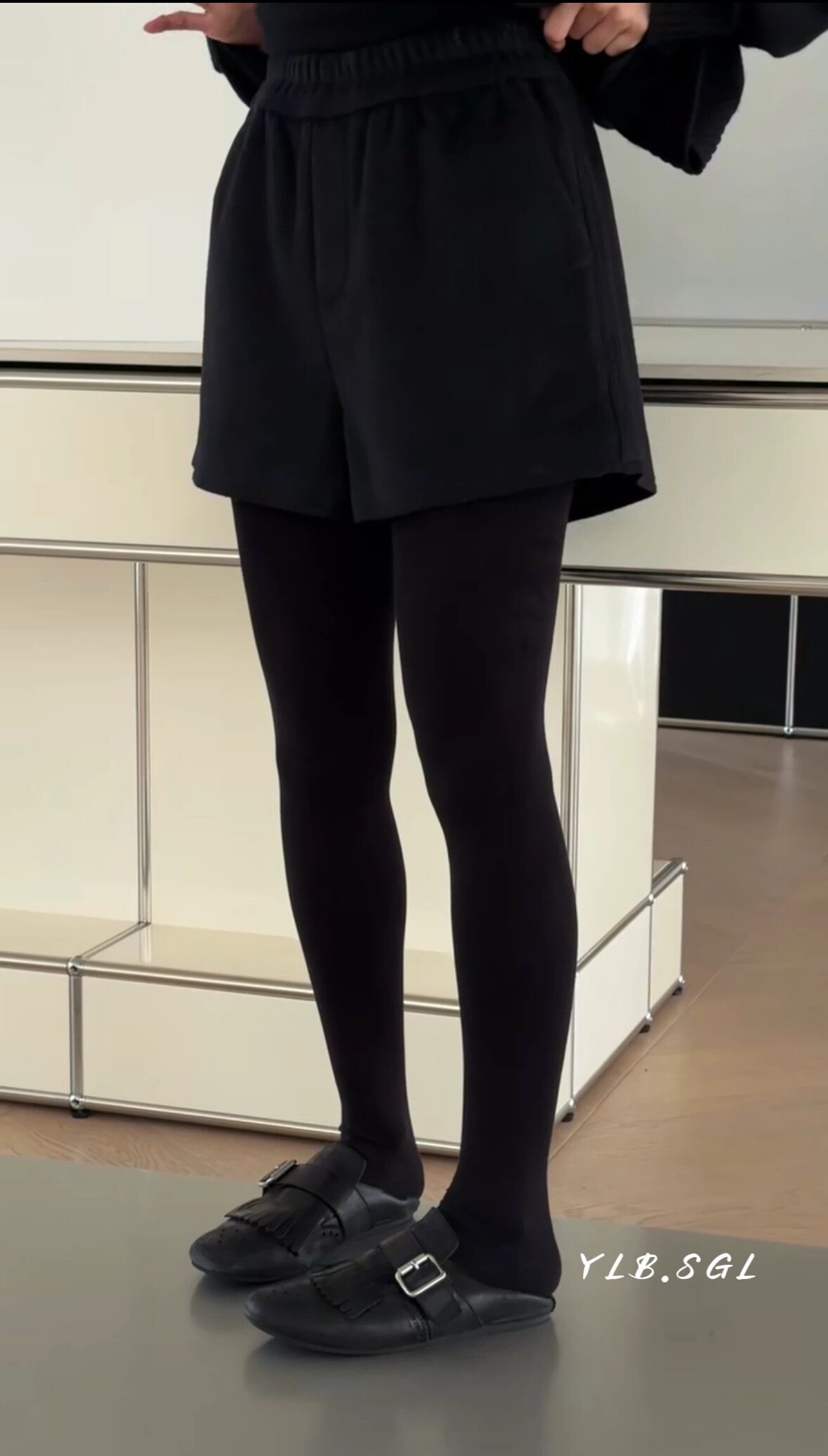 现货8189诗歌兰女装2025新款 百搭显瘦黑色松紧腰呢料休闲短裤女