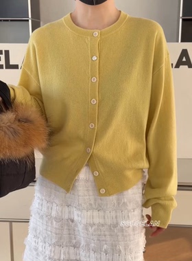 61225针织衫诗歌兰女装 2026早春新款气质显白黄色圆领纽扣开衫女