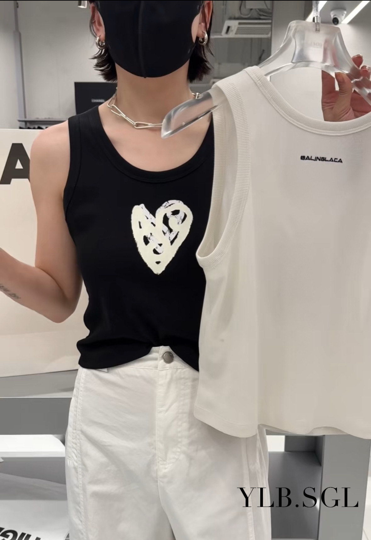 52182诗歌兰女装2025夏款时尚气质黑色U领显瘦弹力爱心字母背心女