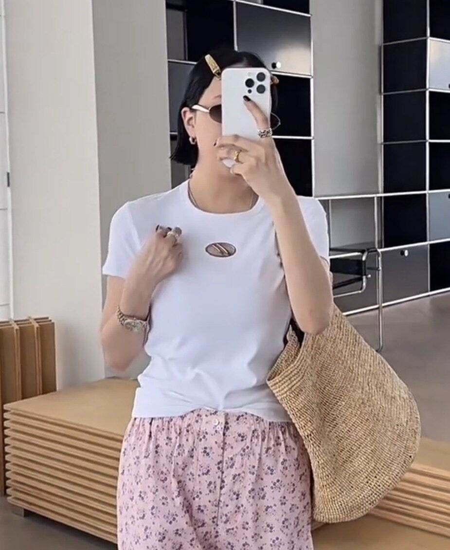 58307诗歌兰女装2025夏款 时尚气质白色圆领短袖小标短款T恤女