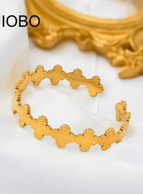 精致C形四叶草手饰钛钢小众设计