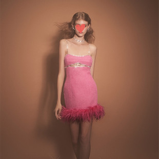 高级感气质名媛钻饰芭比粉花呢羽毛性感吊带连衣裙生日聚会礼服裙