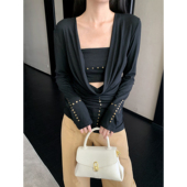 女秋季 GEMQI 重工十字架铆钉荡领露锁骨针织衫 穿搭黑色抹胸两件套