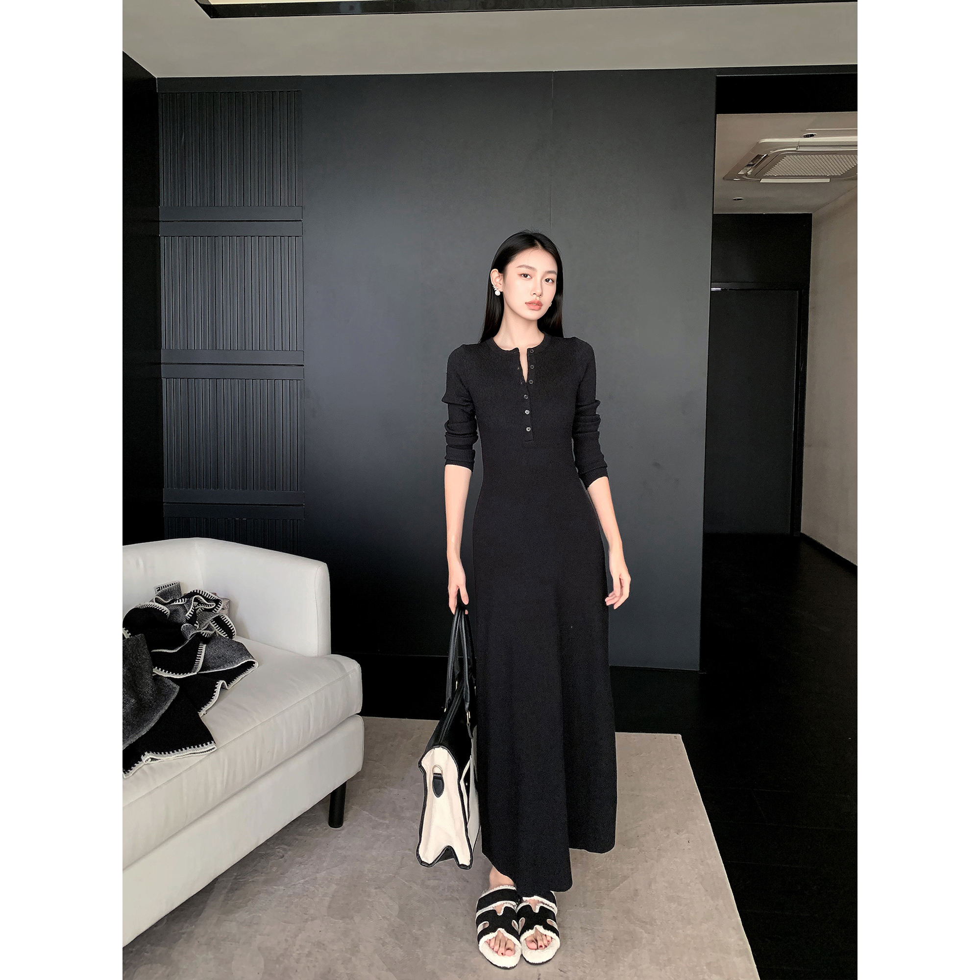 GEMQI 黑色连衣裙女秋季新款简单大方高级感穿搭圆领长袖针织长裙