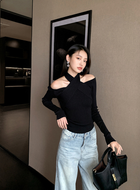 GEMQI 性感一字肩黑色修身针织衫女秋季打底衫设计感交叉挂脖上衣
