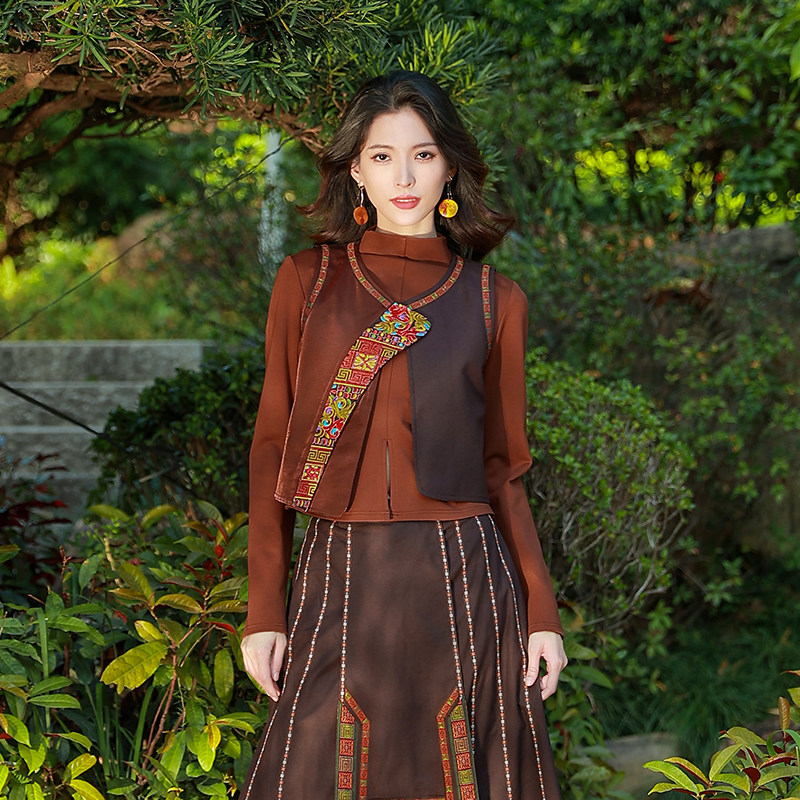 杨丽萍设计民族风棉麻刺绣马甲