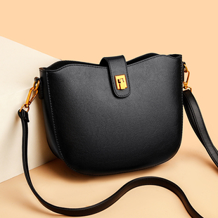品牌正品真皮女包2025新款小众风马鞍包半圆形牛皮斜挎小包手机包