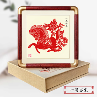 马新年剪纸成品带框手工装饰画花开富贵实木铜角相框摆件出国礼品