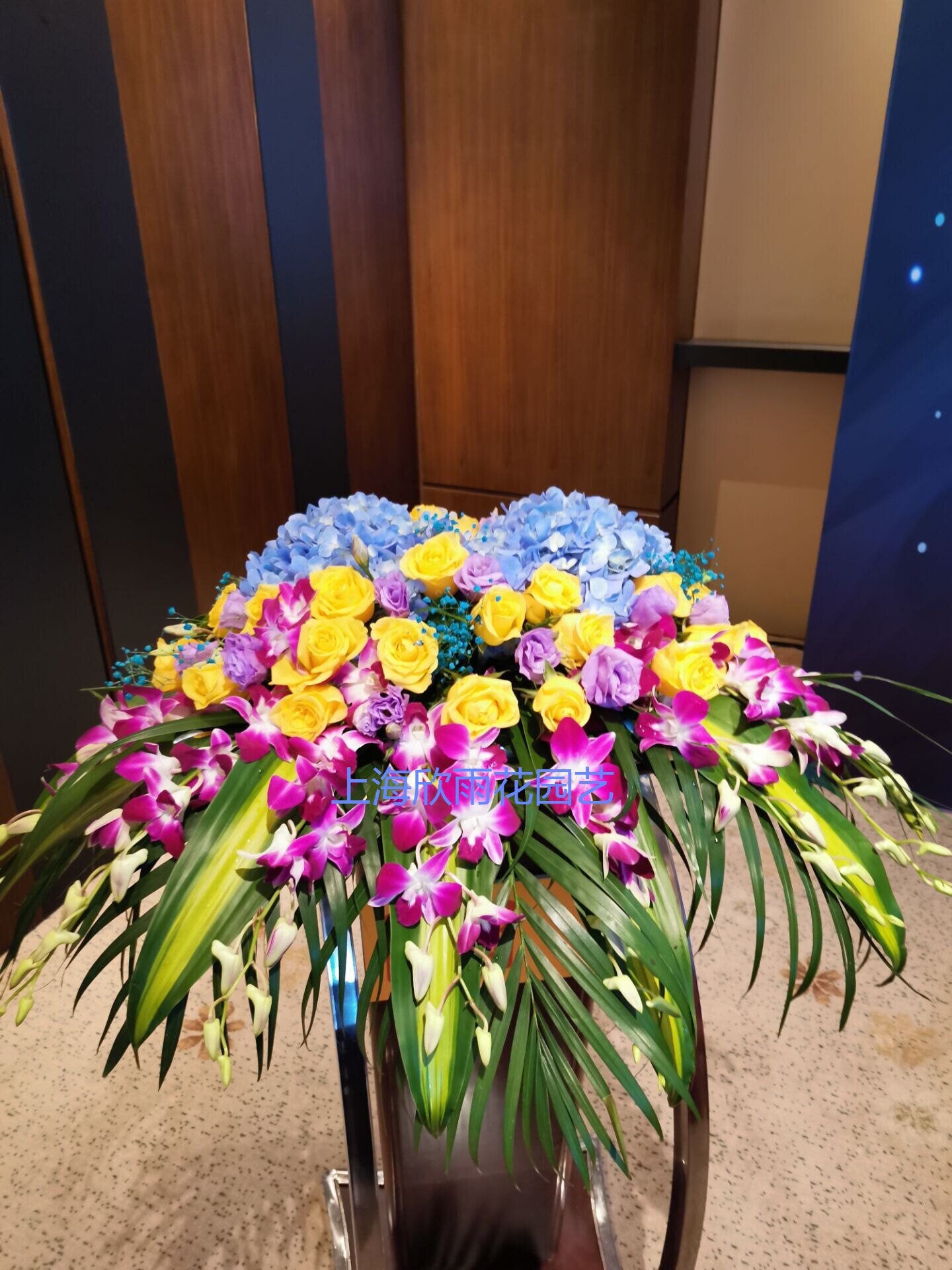 演讲台签到台前台会展台花会议桌花生日宴会花 上海鲜花速递同城