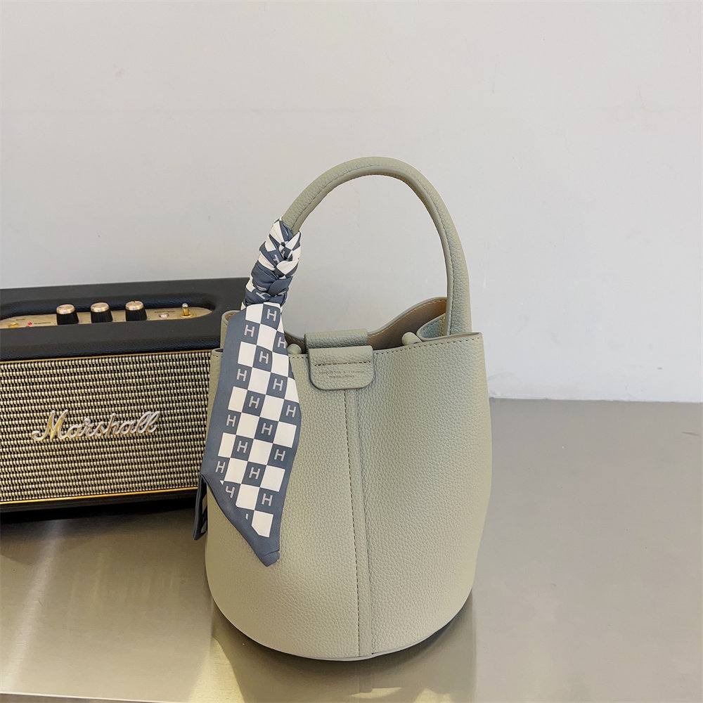 2023新款软皮荔枝纹丝巾单肩斜跨水桶包中包时尚简约潮百搭女