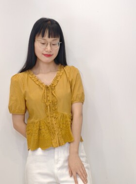慢一点86007夏季洋气V领木耳边系带衬衫女镂空绣花收腰短袖上衣