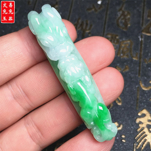缅甸阳绿飘花翡翠龙勾玉吊坠  绿貔貅龙柱玉坠