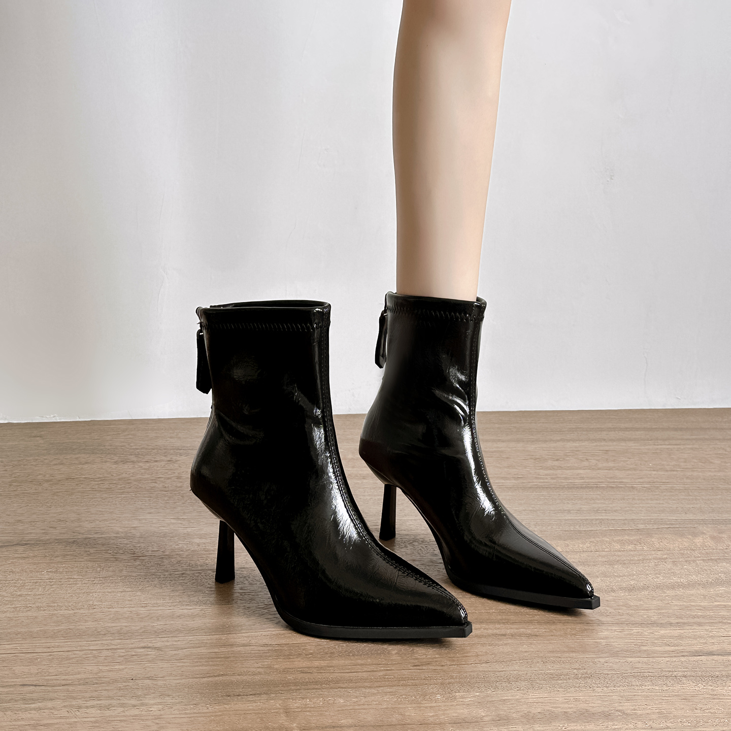 黑色软皮尖头细跟短靴女