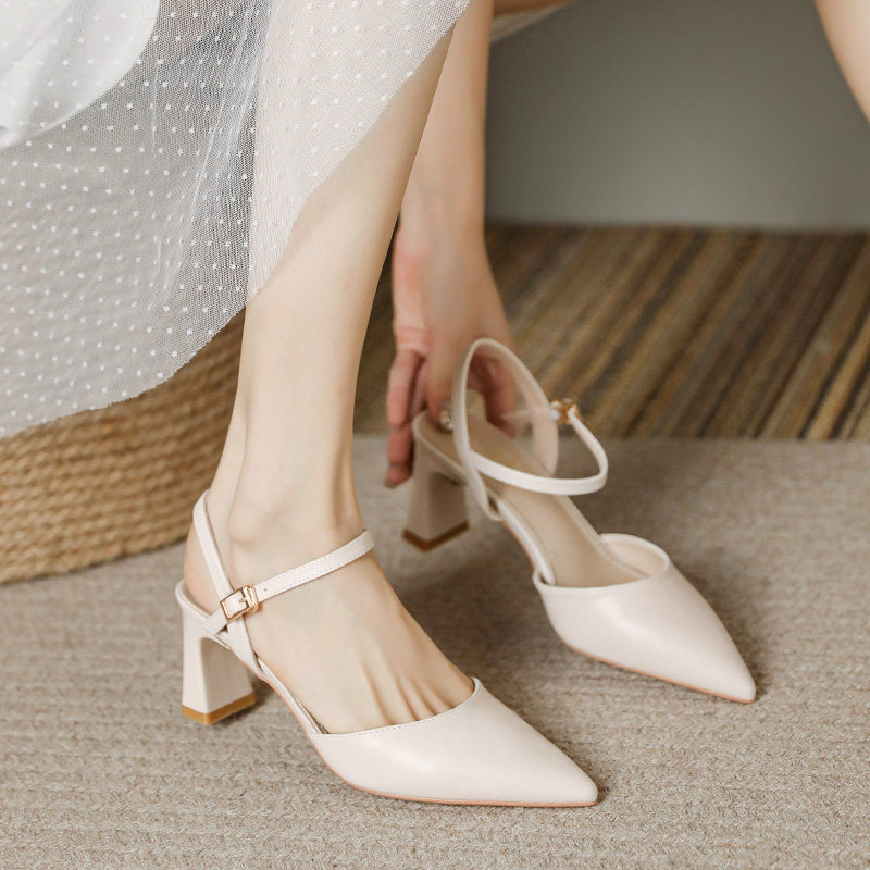米白色包头粗跟凉鞋女一字带高级感外穿2024春夏新款气质伴娘单鞋