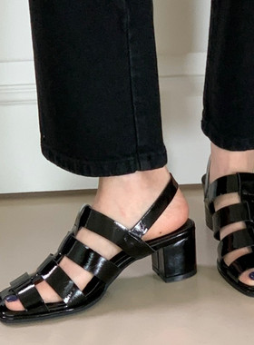 气质皮带扣粗跟包头罗马凉鞋女