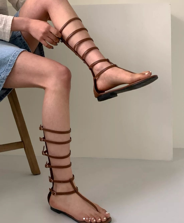 现货女鞋潮流个性小众细皮带扣后拉链低跟夹趾凉靴拉链罗马凉鞋女