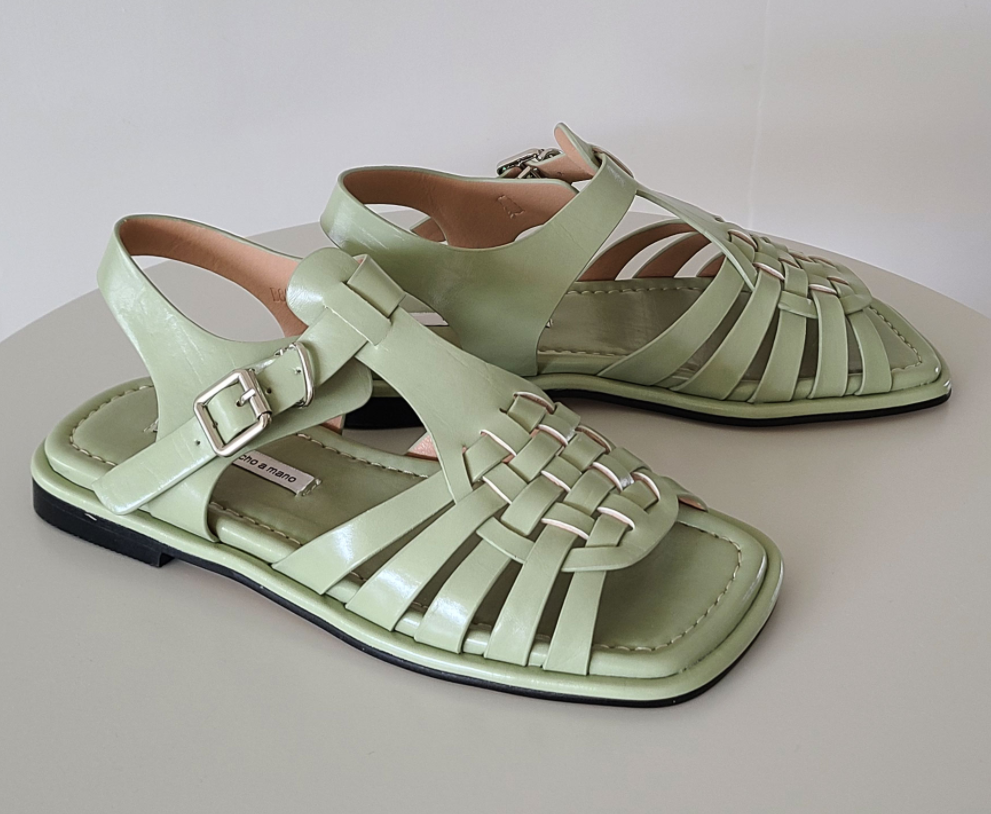 浅绿色清新感罗马凉鞋平底