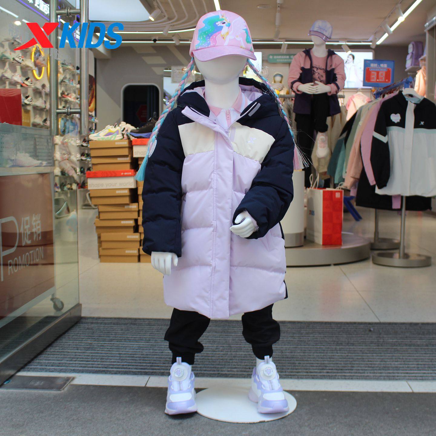 特步儿童2025年冬女小童户外保暖防风中长连帽羽绒服6754241A3135
