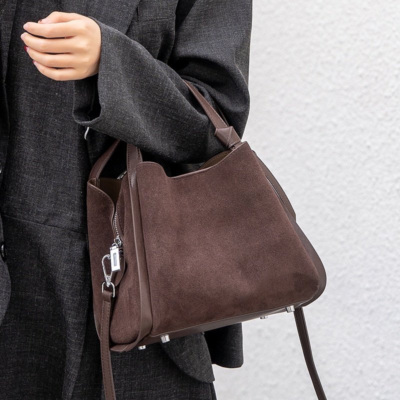 2025秋冬小众设计师款复古磨砂牛皮水桶包包韩国小众百搭实用