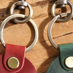 2025秋冬牛皮门禁卡保护套便携挂钥匙扣创意定位器感应器防丢真皮革套