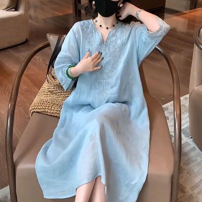重工刺绣v领亚麻连衣裙女2025夏季新款大码宽松休闲气质法式长裙