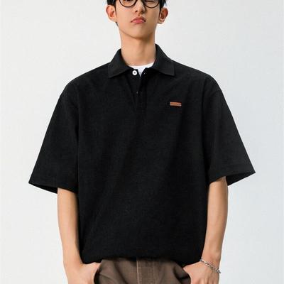 A T-shirt with a simple and loose lapel  质感简约宽松翻领T恤