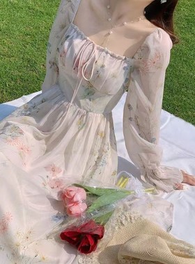 Long-sleeved dresses are gentle and windy  长袖连衣裙温柔风