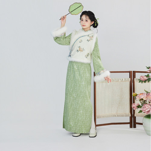 织造司[琼花玉瓶]新中式绣花马甲旗袍连衣裙子秋冬套装女2026新款