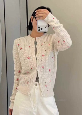 诗歌兰女装2026春款 C25124温柔甜美设计感开衫麻花纹花朵针织衫