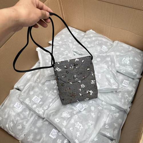 宝藏款！！正价300+！国内公司单~复古黑灰色亮片翻盖帆布小方包