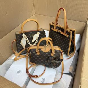 喜欢闭眼入！正价500+！国内公司单~经典PVC老花托特水桶包枕头包